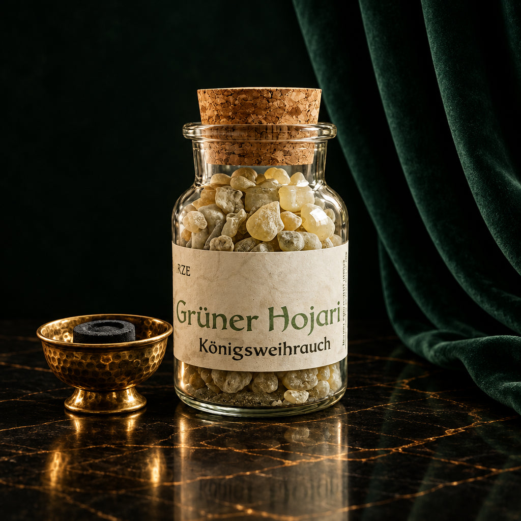 Grüner Hojari Weihrauch von Ritualmanufaktur im Glas mit Korken auf einem Holztisch