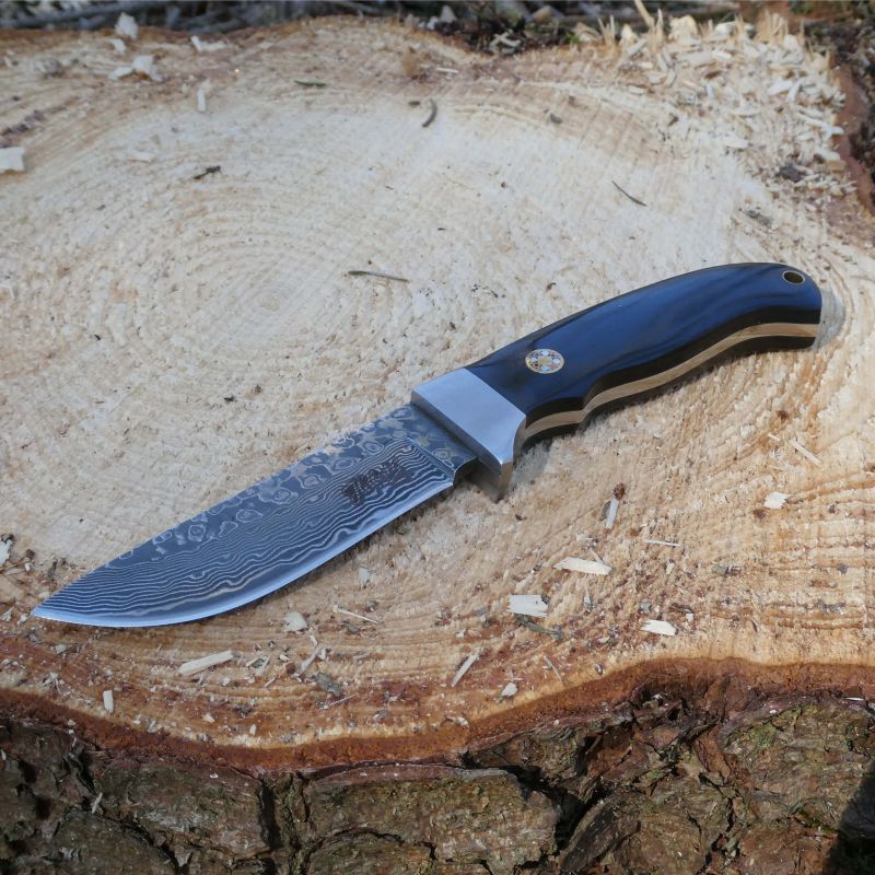 Herbertz Damastmesser auf einem Baumstumpf