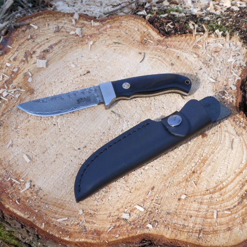 Herbertz Damastmesser mit Lederscheide auf Holz