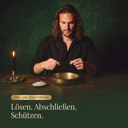 Leif Daniel Schmidt löst bei Kerzenlicht einen Knoten in einer schwarzen Schnur über einer Messingschale mit Wasser — Löse- und Schutzritual