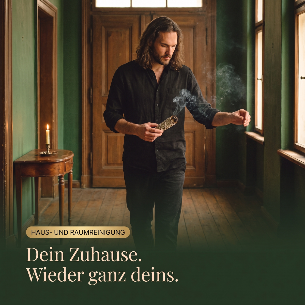 Leif Daniel Schmidt geht mit glimmendem Salbeibündel durch den Flur einer Altbauwohnung — energetische Haus- und Raumreinigung