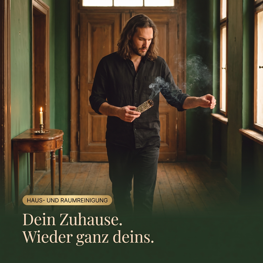 Leif Daniel Schmidt geht mit glimmendem Salbeibündel durch den Flur einer Altbauwohnung — energetische Haus- und Raumreinigung