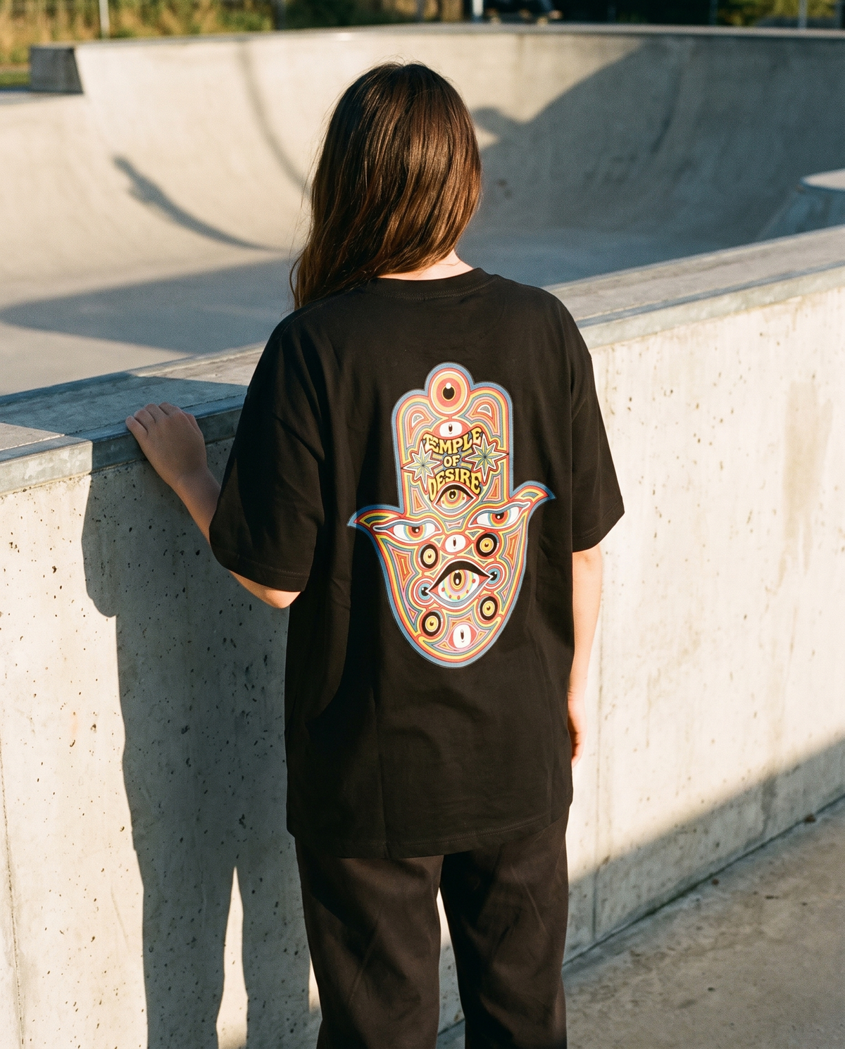 Hamsa — Schutzhand: schwarzes Oversized-T-Shirt mit Rückenprint, getragen.