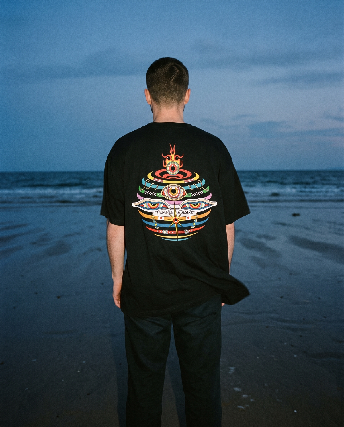 Weltkugel — Blick: schwarzes Oversized-T-Shirt mit Rückenprint, getragen.