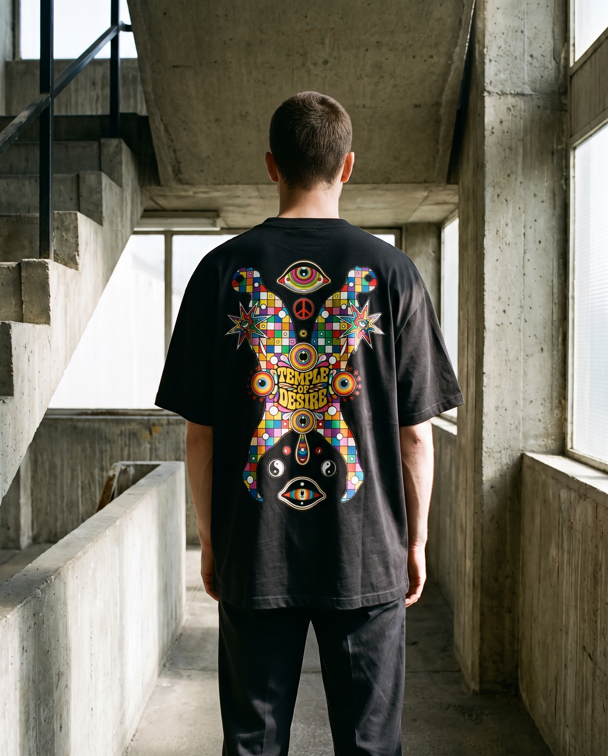 Harlekin — Karo: schwarzes Oversized-T-Shirt mit Rückenprint, getragen.