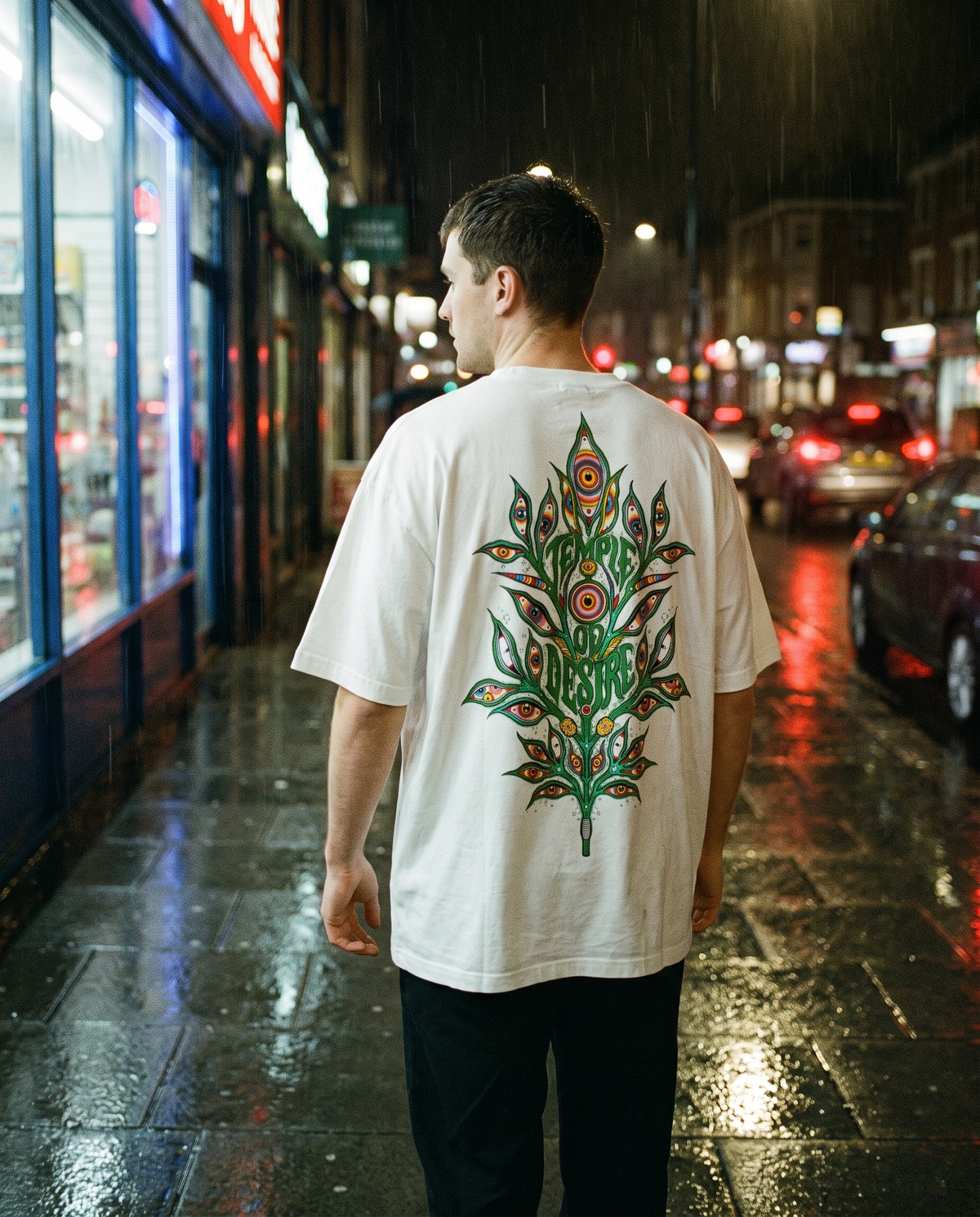 Blatt — Lebensbaum: weißes Oversized-T-Shirt mit Rückenprint, getragen.