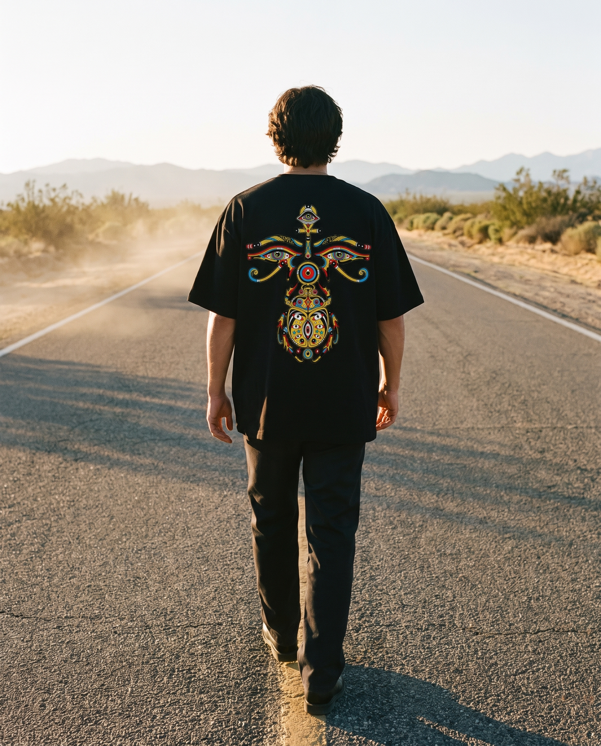 Horusauge — Flügel: schwarzes Oversized-T-Shirt mit Rückenprint, getragen.