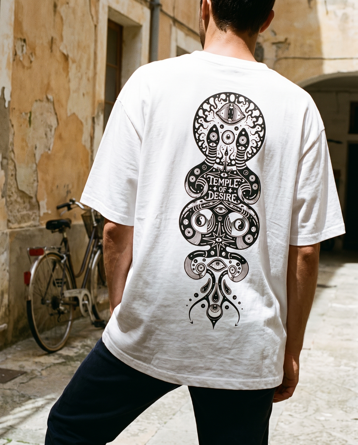 Tinte — Doppelgesicht: weißes Oversized-T-Shirt mit Rückenprint, getragen.