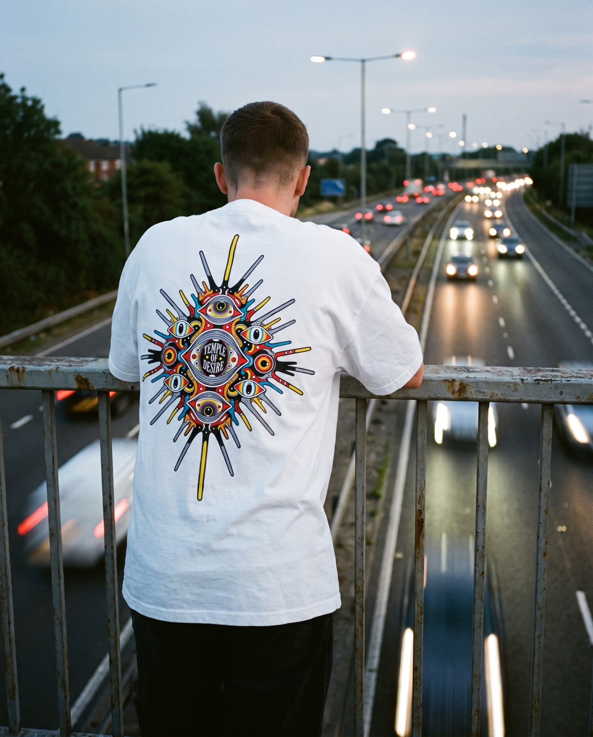 Stern — Ausbruch: weißes Oversized-T-Shirt mit Rückenprint, getragen.