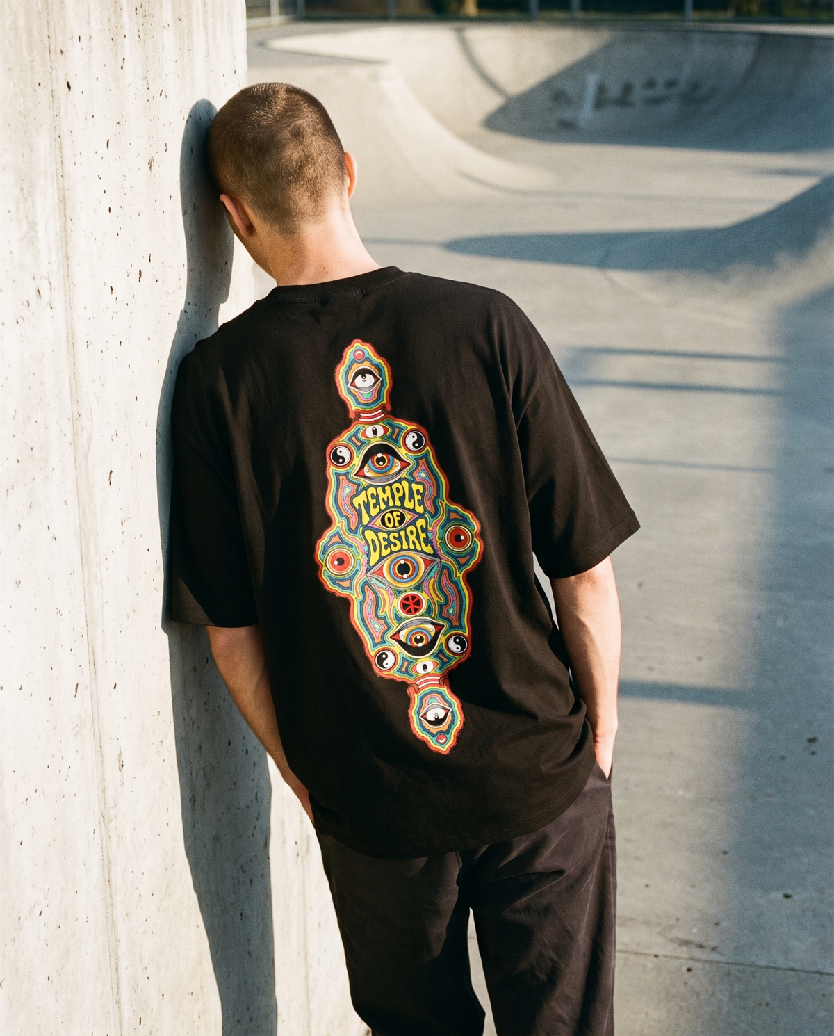 Amulett — Türkis: schwarzes Oversized-T-Shirt mit Rückenprint, getragen.