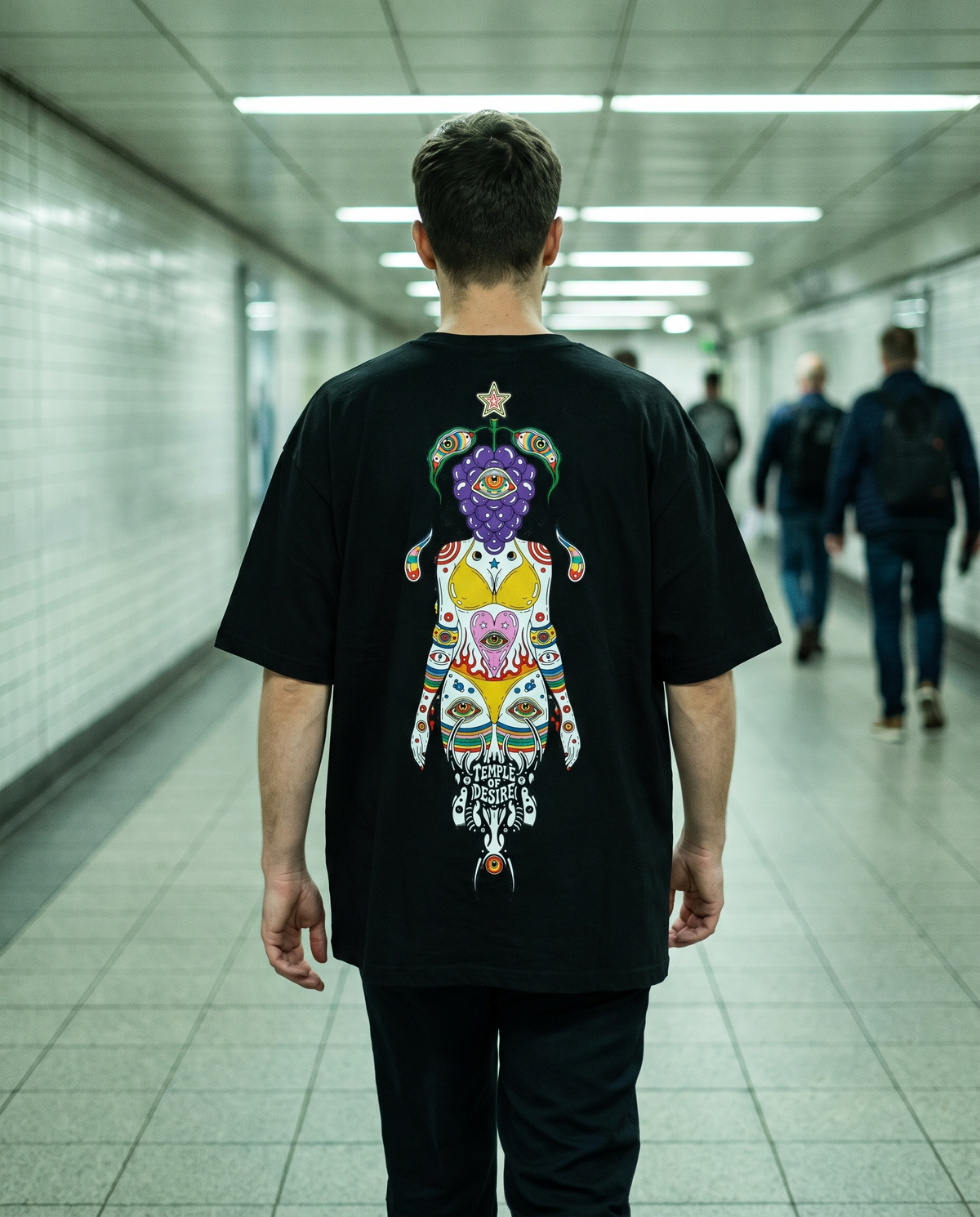 Göttin — Traube: schwarzes Oversized-T-Shirt mit Rückenprint, getragen.