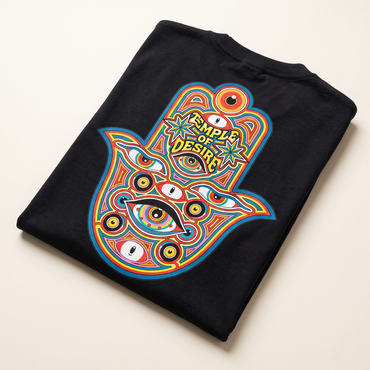 Hamsa — Schutzhand: Rückenprint im Detail auf schwarzer Baumwolle.