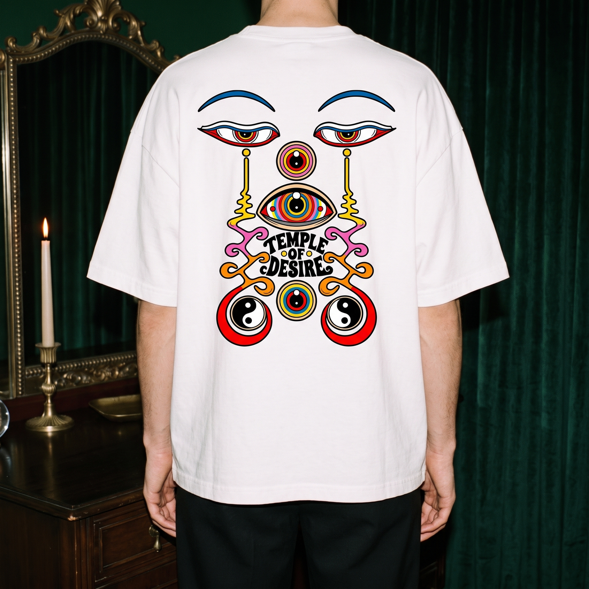 Zwei Augen — Ursprung: Rückenprint auf weißem Oversized-T-Shirt, Temple of Desire.