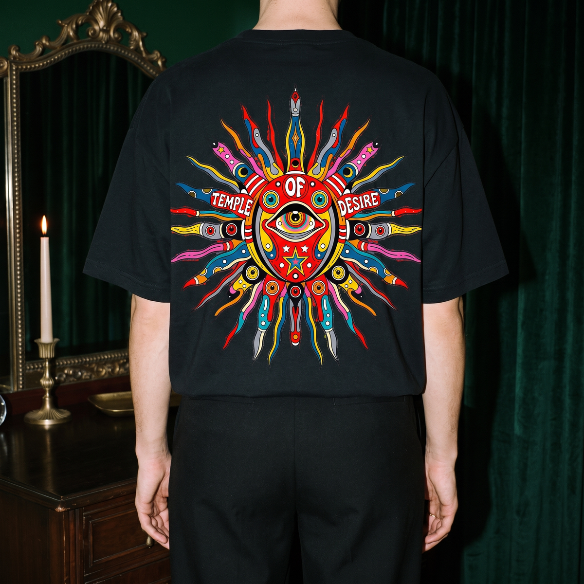 Sonne — Erwachen: Rückenprint auf schwarzem Oversized-T-Shirt, Temple of Desire.