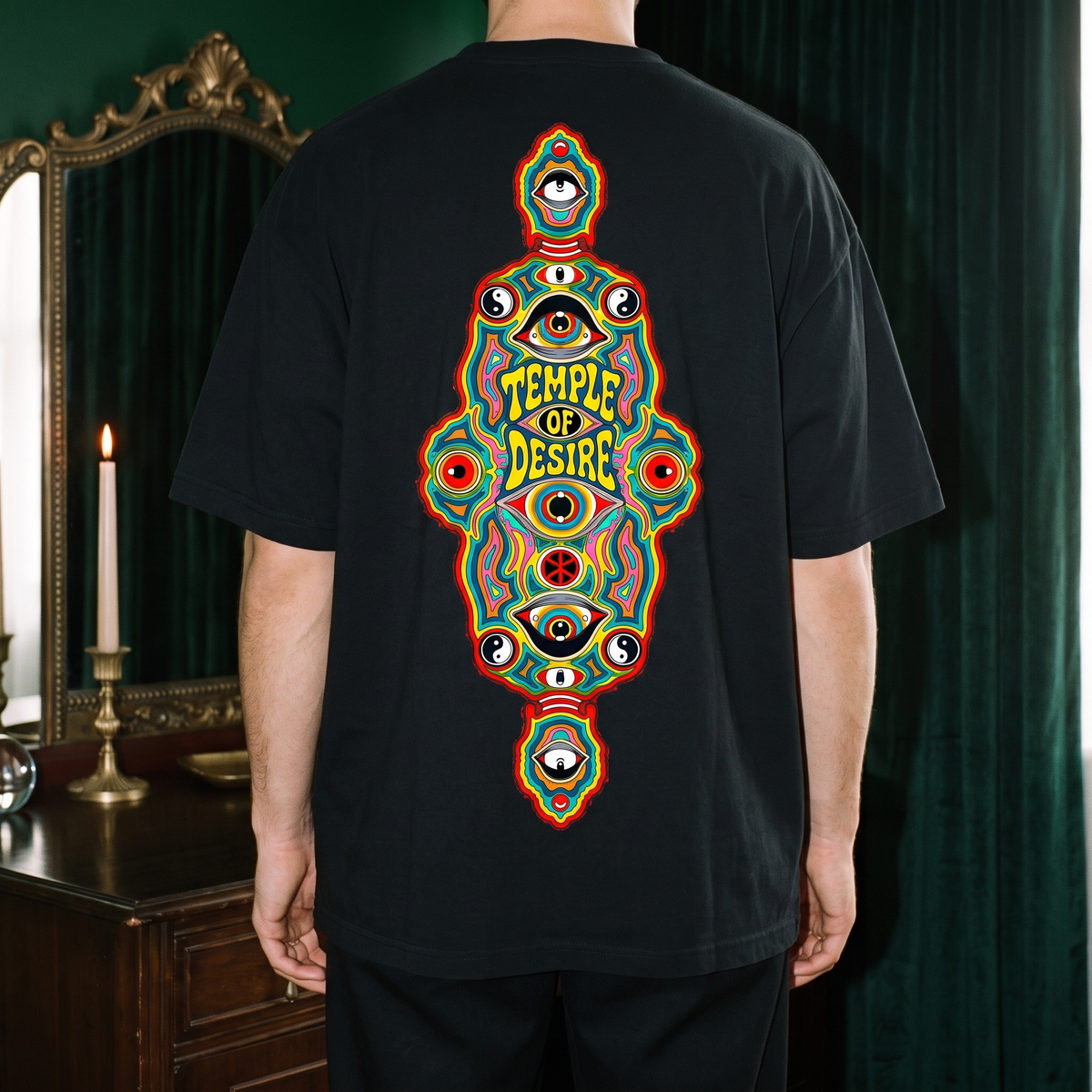 Amulett — Türkis: Rückenprint auf schwarzem Oversized-T-Shirt, Temple of Desire.