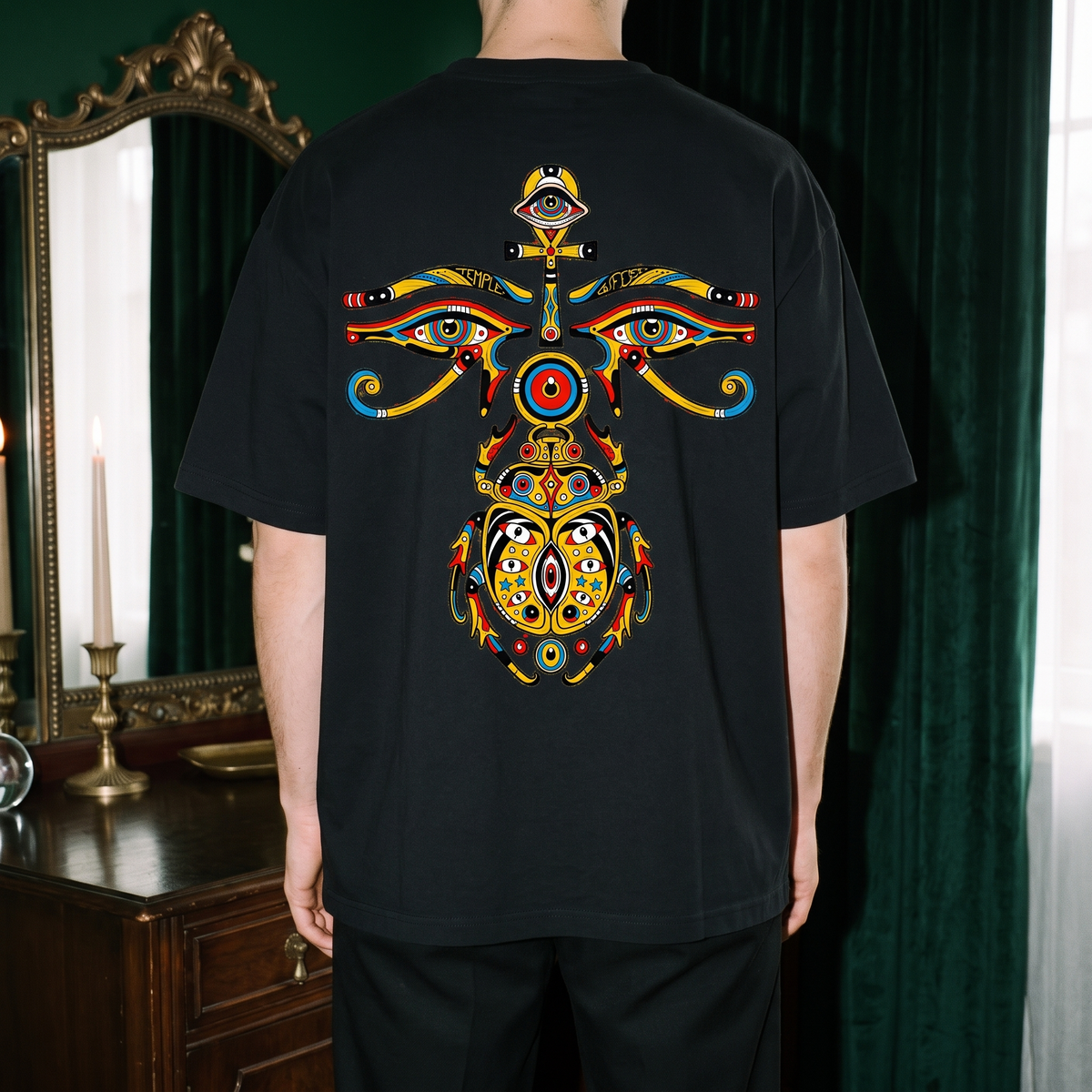 Horusauge — Flügel: Rückenprint auf schwarzem Oversized-T-Shirt, Temple of Desire.