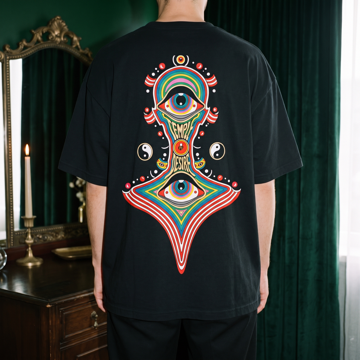 Tropfen — Blick: Rückenprint auf schwarzem Oversized-T-Shirt, Temple of Desire.