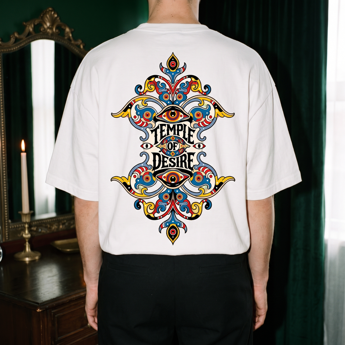 Spiegel — Symmetrie: Rückenprint auf weißem Oversized-T-Shirt, Temple of Desire.
