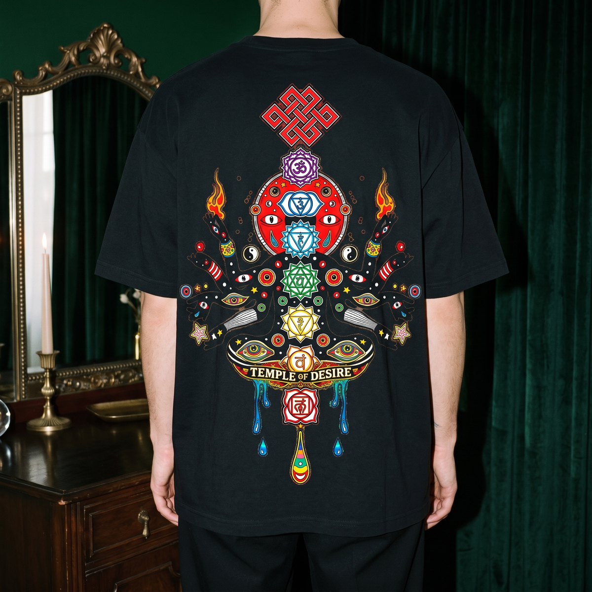 Chakra — Siebenfach: Rückenprint auf schwarzem Oversized-T-Shirt, Temple of Desire.