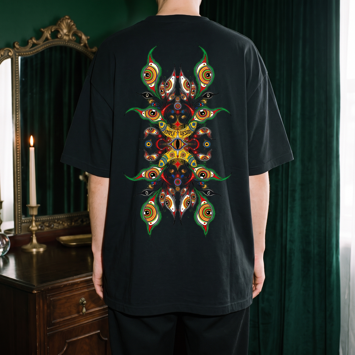 Pfau — Federn: Rückenprint auf schwarzem Oversized-T-Shirt, Temple of Desire.