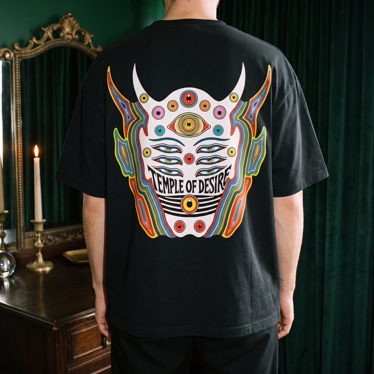 Hüter — Maske: Rückenprint auf schwarzem Oversized-T-Shirt, Temple of Desire.