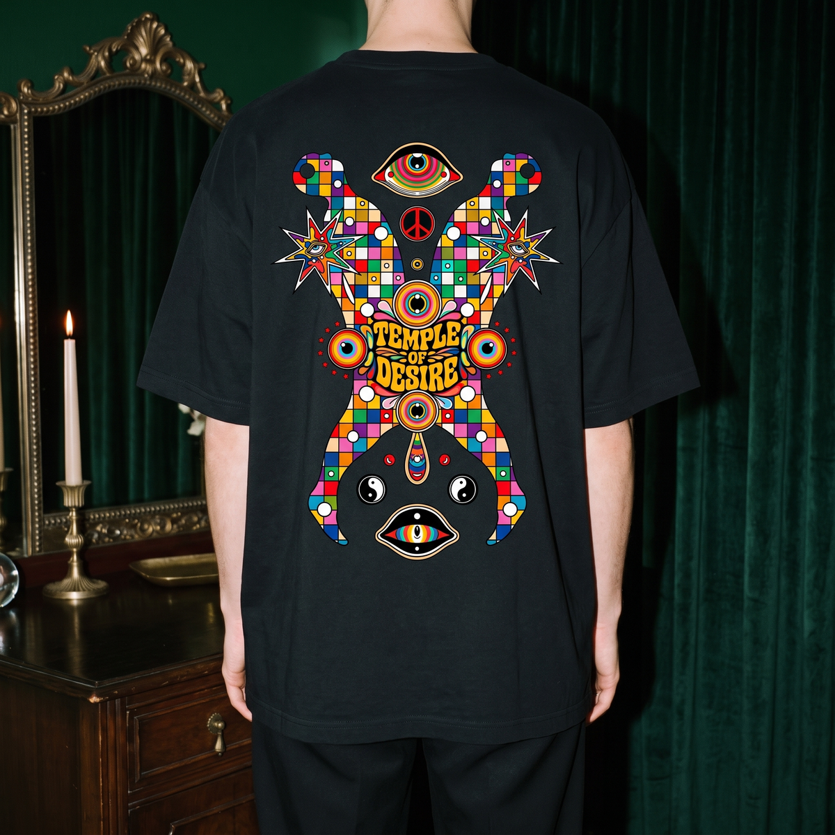 Harlekin — Karo: Rückenprint auf schwarzem Oversized-T-Shirt, Temple of Desire.