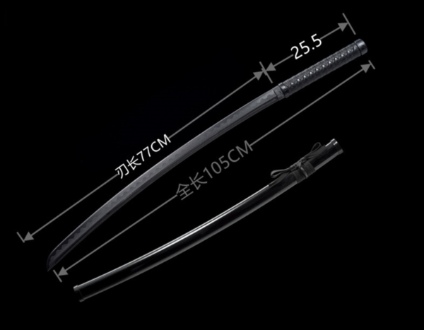 Bokken mit Saya und Maßangaben auf schwarzem Hintergrund