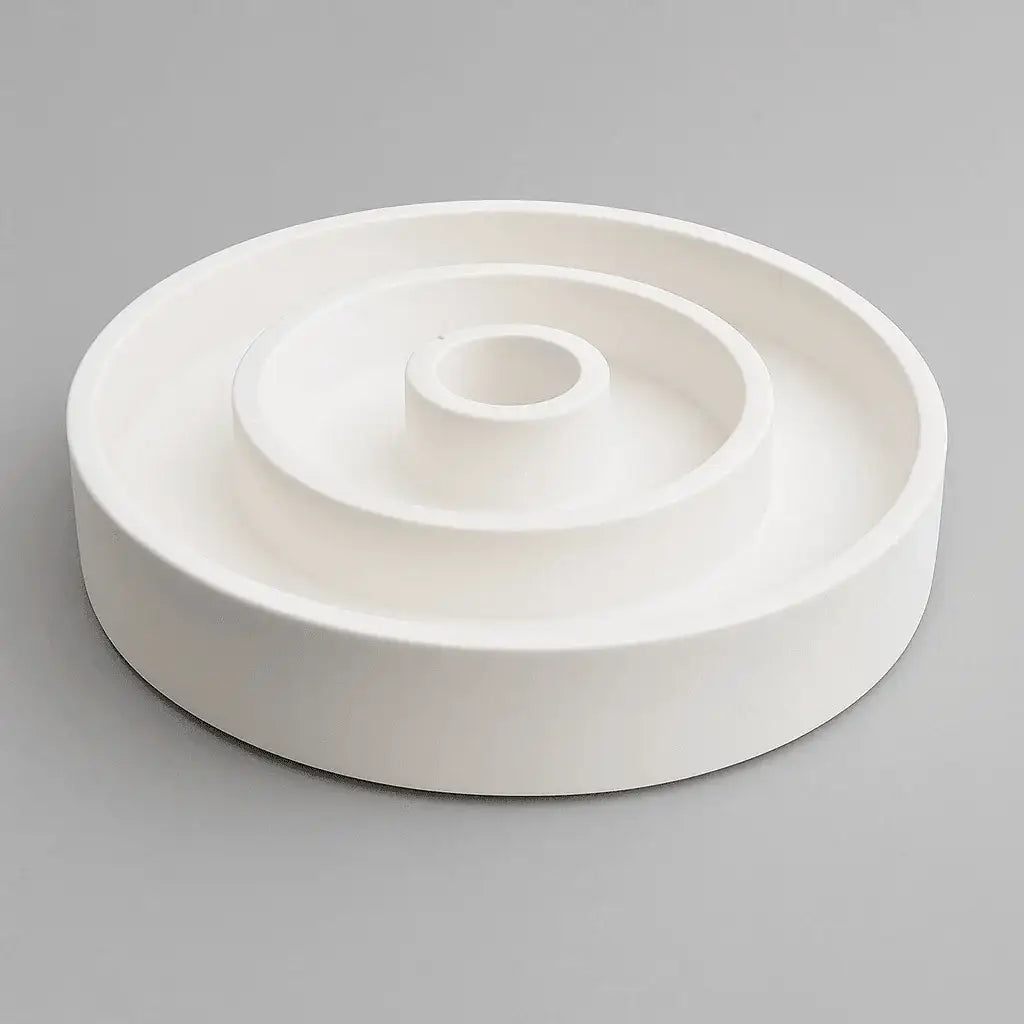 Runder weißer Ritualteller in minimalistischem Design