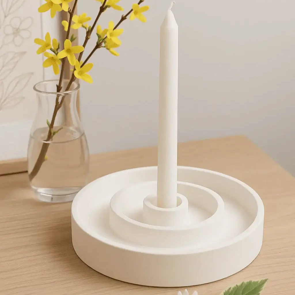 Weißer Ritualteller Altar der Stille mit brennender Kerze auf Holztisch