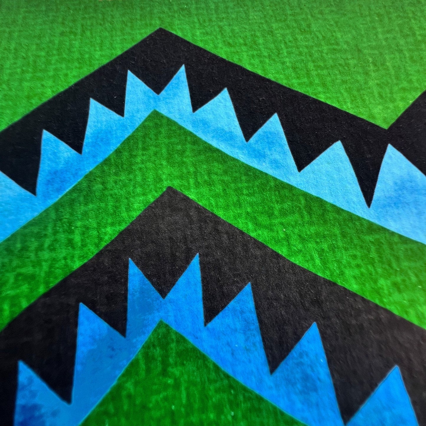 Grüner Kilim-Kunstdruck Classic gerahmt an einer Wand