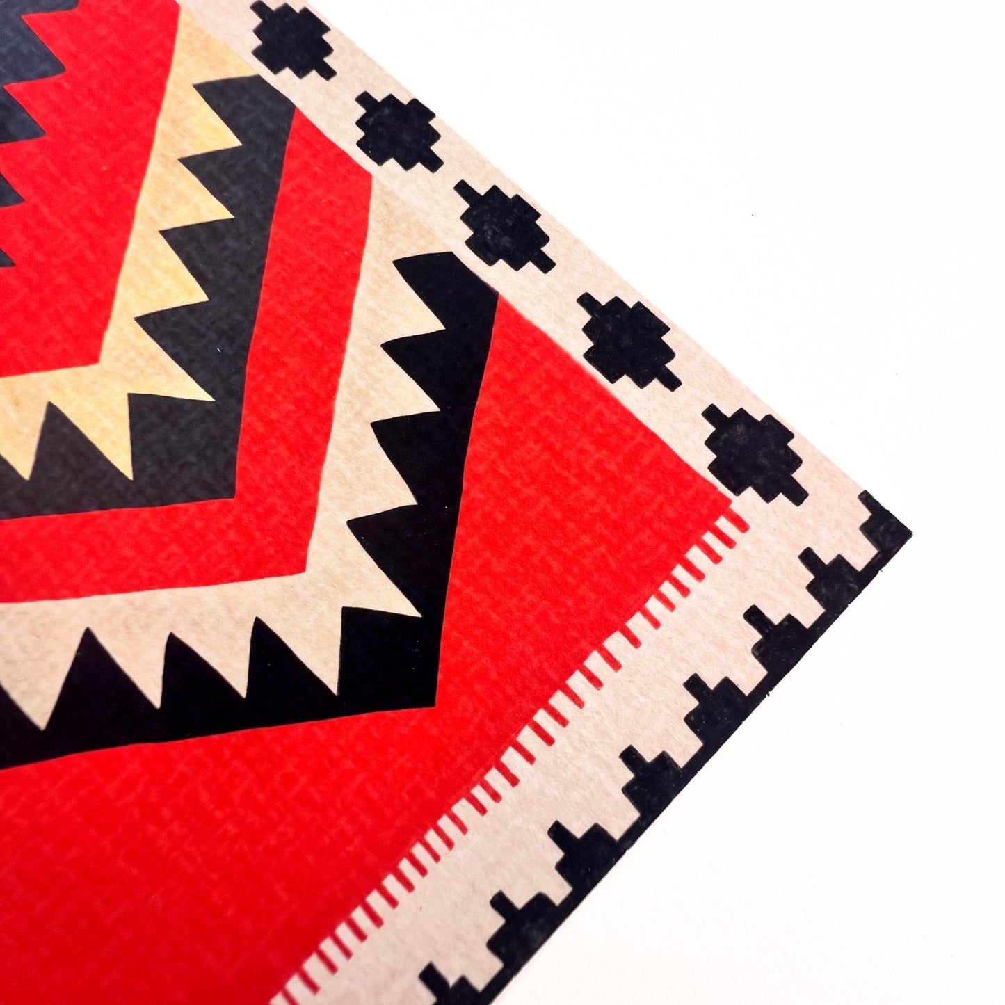 Roter Kilim-Kunstdruck Classic gerahmt an einer hellen Wand