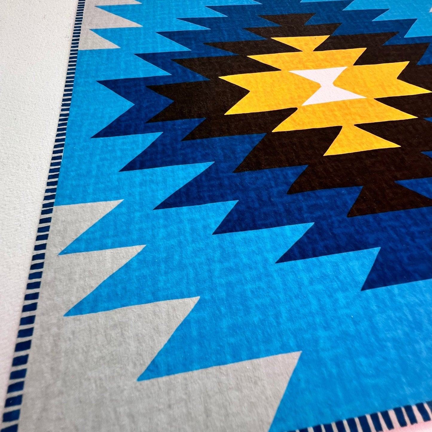 Quadratischer Kilim-Kunstdruck Yamka azurblau an einer hellen Wand