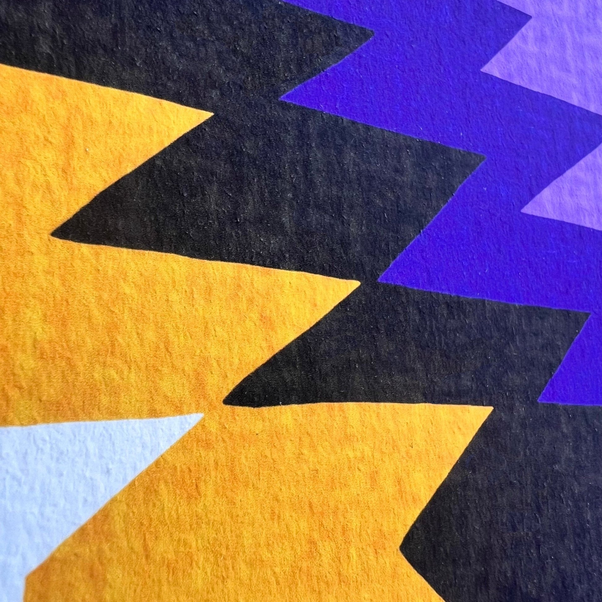 Quadratischer Kilim-Kunstdruck Yamka violett an einer hellen Wand