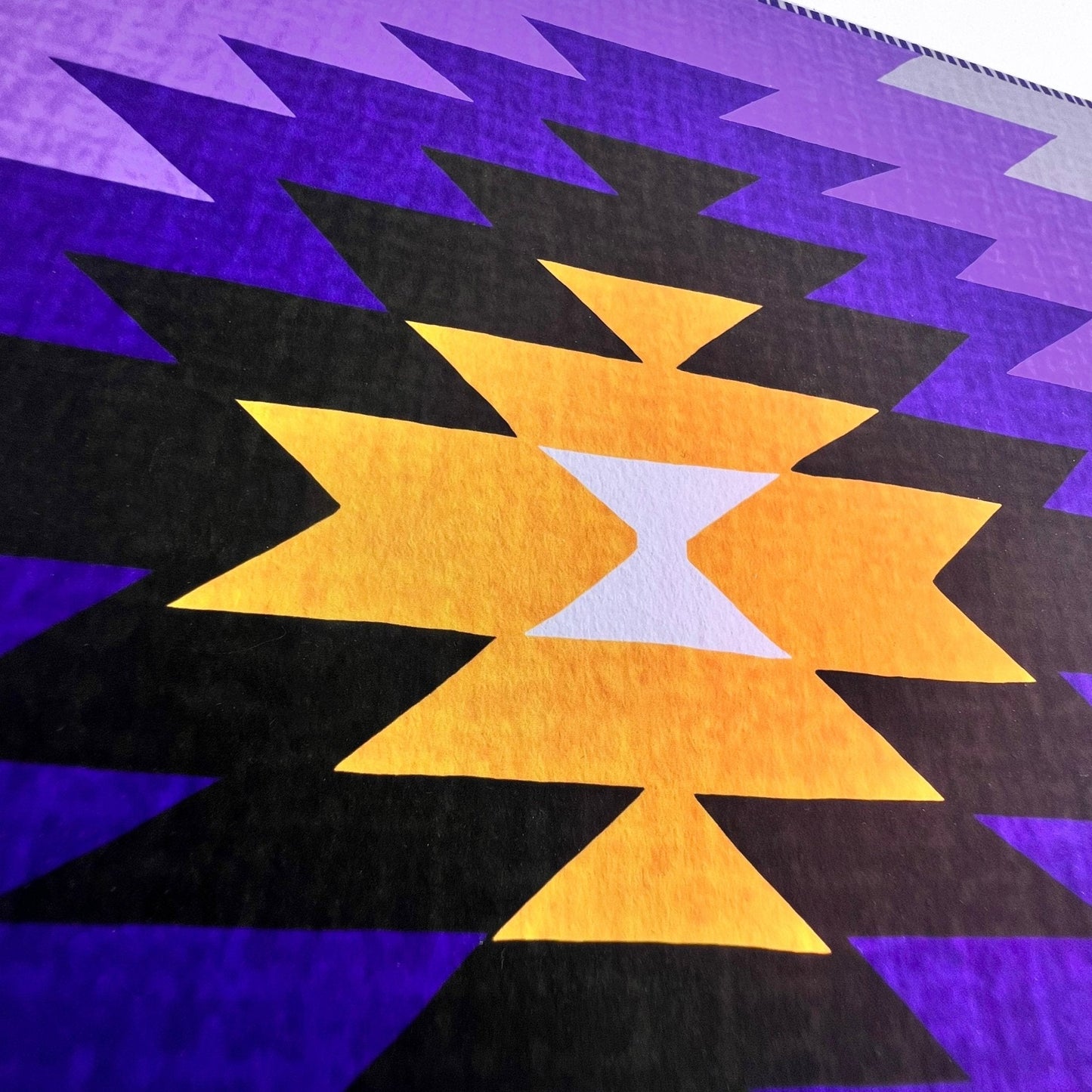 Detailansicht des violetten Kilim-Yamka-Musters mit handgemaltem Weblook