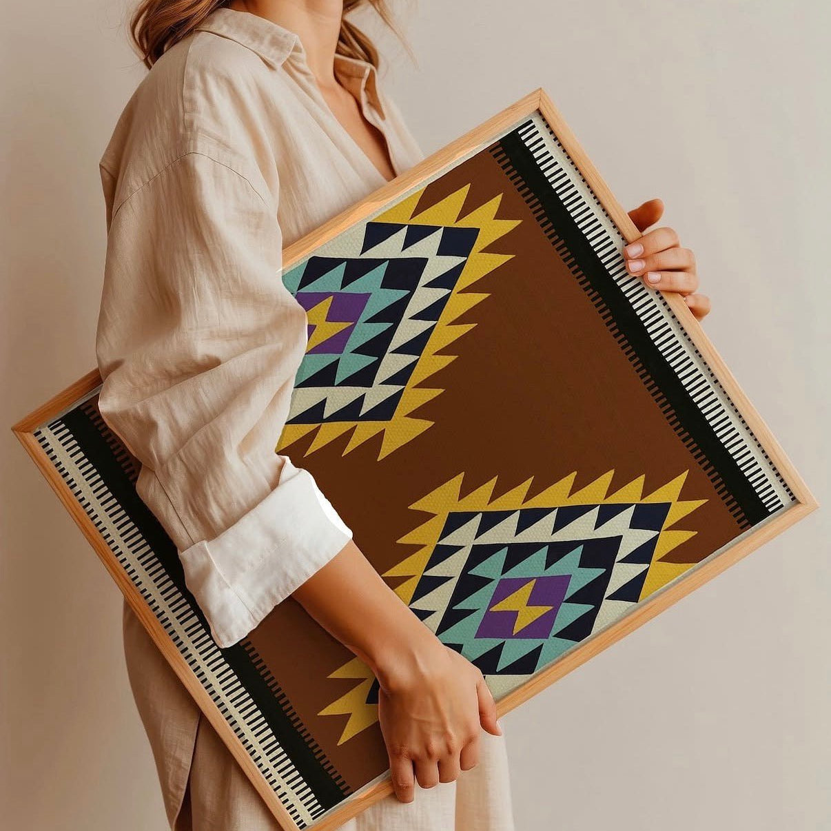 Kunstdruck Peacock in Kastanienbraun mit symmetrischem Kilim-Muster