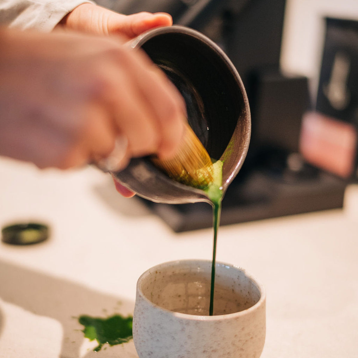 Handgemachtes Matcha-Set in Grau-Schwarz von Mura Mura Ceramics, Ansicht 5