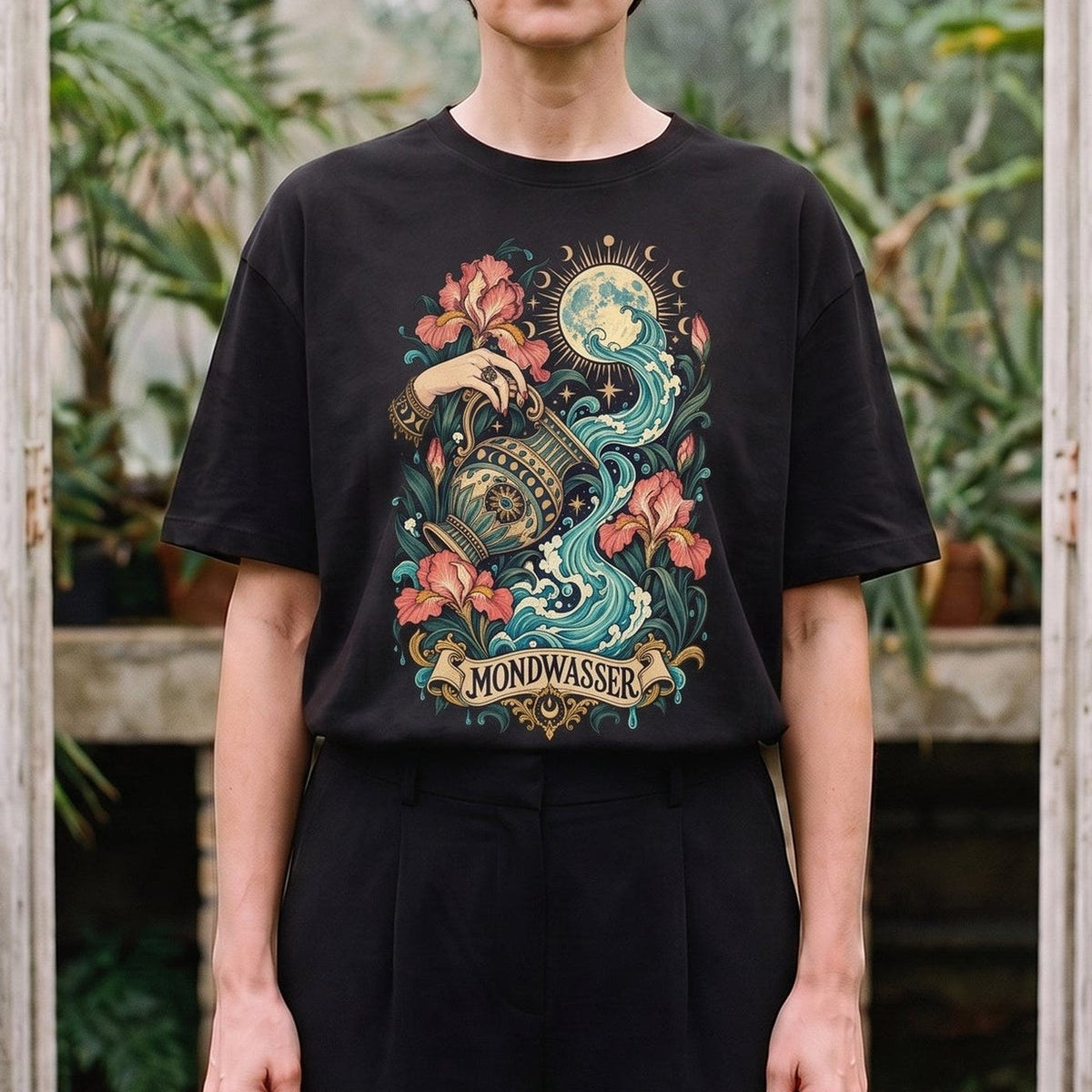 Mondwasser — Blüte: schwarzes Oversized-T-Shirt, getragen, Ausschnitt.