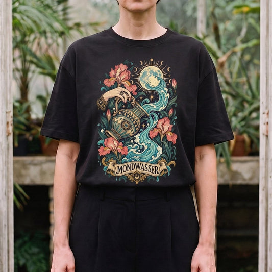 Mondwasser — Blüte: schwarzes Oversized-T-Shirt, getragen, Ausschnitt.