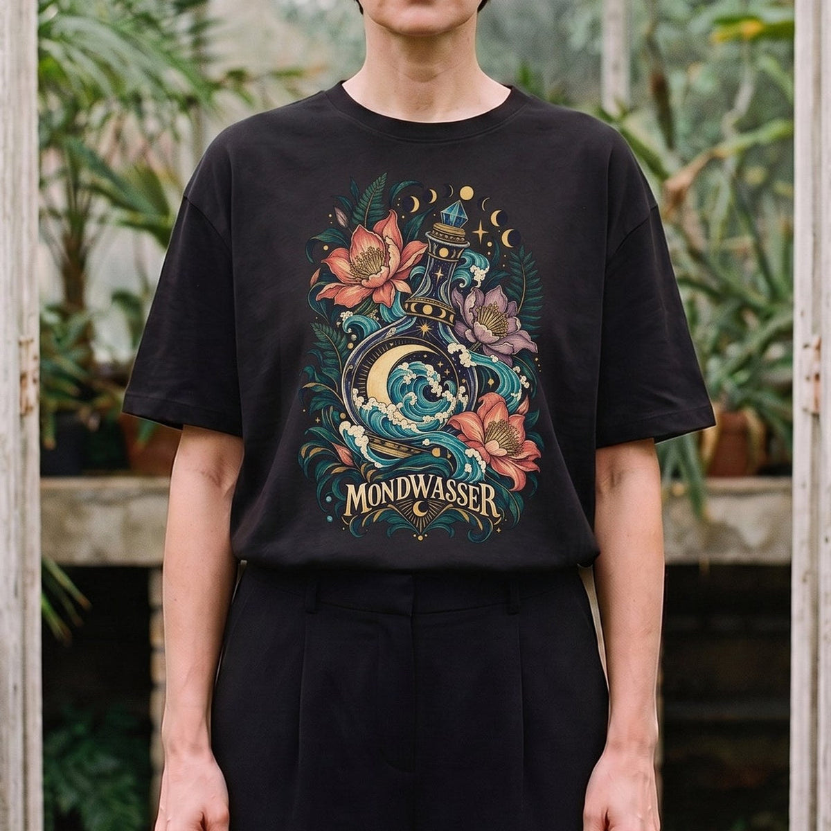Mondwasser — Nachtgarten: schwarzes Oversized-T-Shirt, getragen, Ausschnitt.