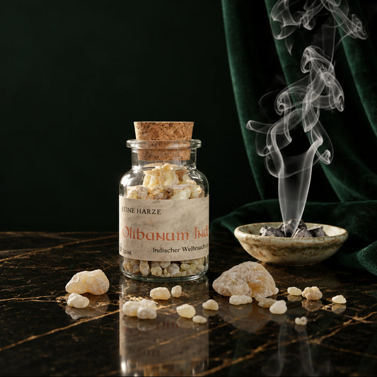 Olibanum India Weihrauch von Ritualmanufaktur im Glas mit Korken auf einem Holztisch