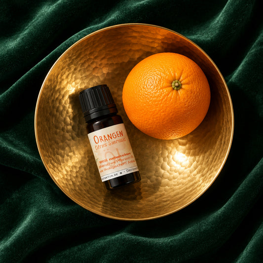 Orange ätherisches Öl von Ritualmanufaktur – Braunglasfläschchen mit orangefarbenem Etikett vor weißem Hintergrund