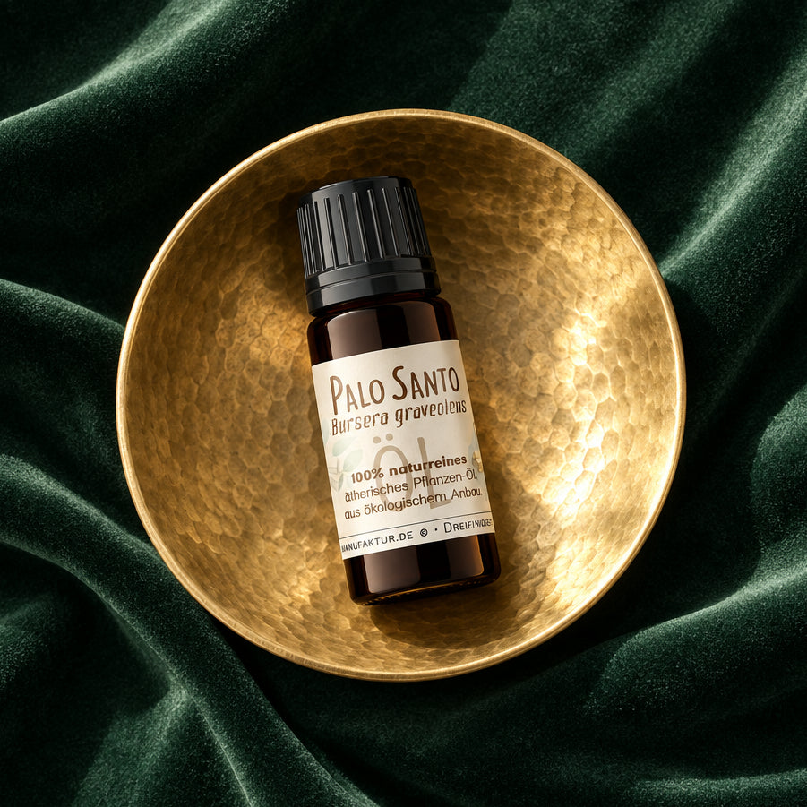 Palo Santo ätherisches Öl von Ritualmanufaktur – Braunglasfläschchen vor weißem Hintergrund