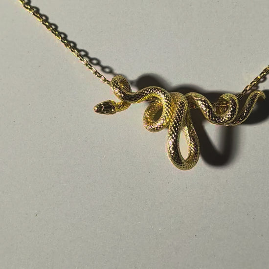 Mio Queena Halskette mit gewundenem Schlangen-Anhänger, spiritueller Schmuck