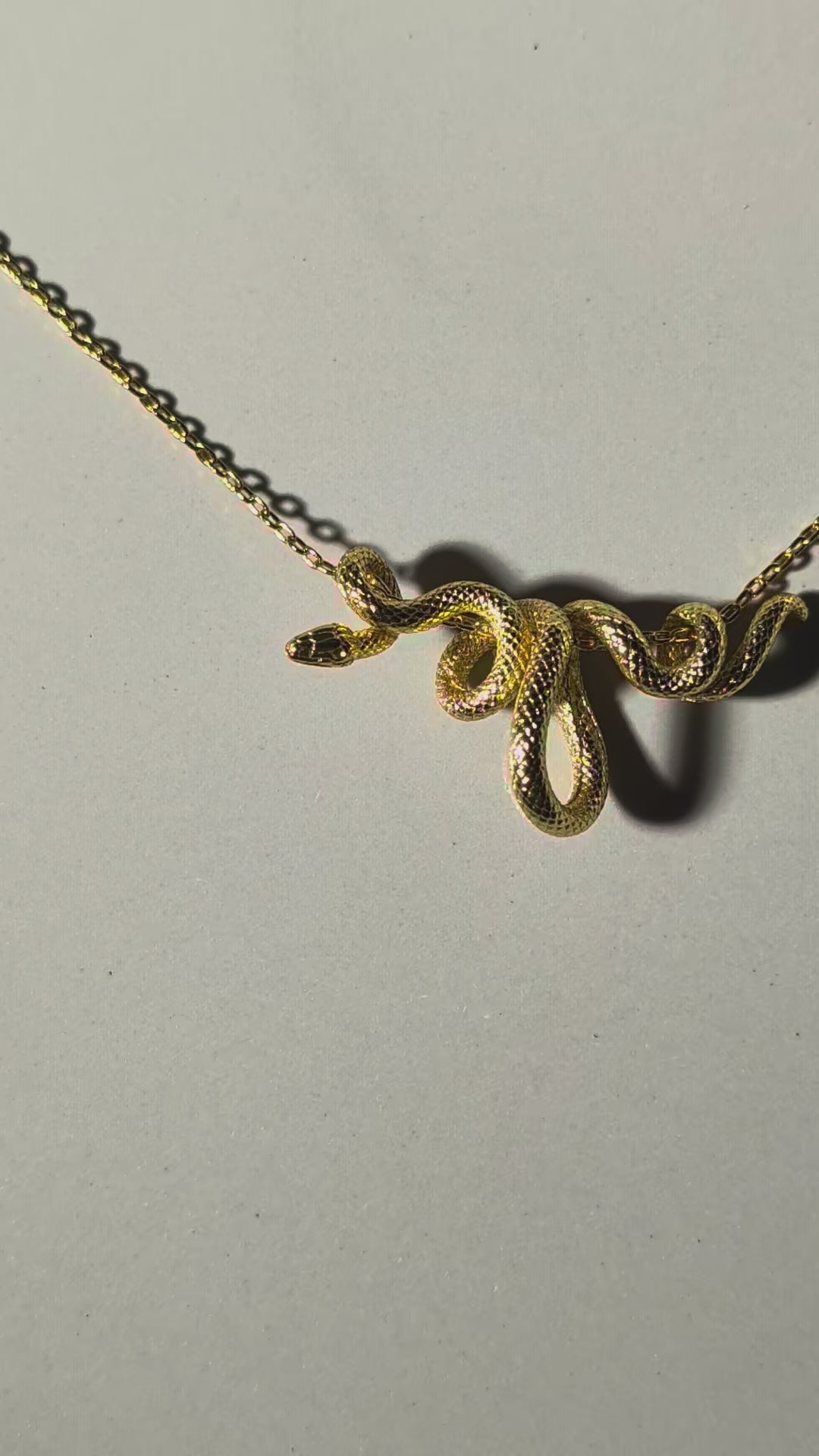 Mio Queena Halskette mit gewundenem Schlangen-Anhänger, spiritueller Schmuck