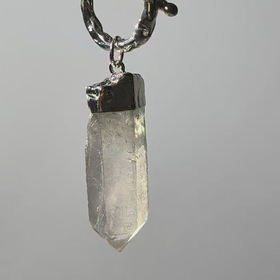 Polierte Bergkristall-Spitze an 80cm Silberkette mit Toggle-Verschluss, energetisch aufgeladen