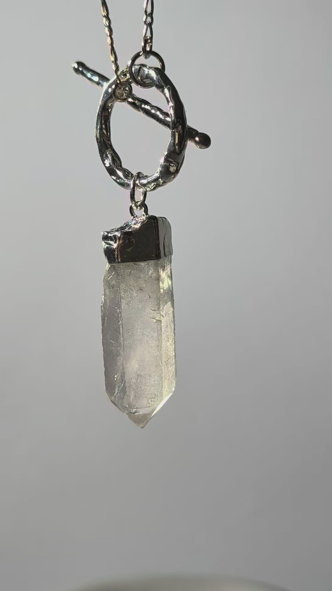 Polierte Bergkristall-Spitze an 80cm Silberkette mit Toggle-Verschluss, energetisch aufgeladen