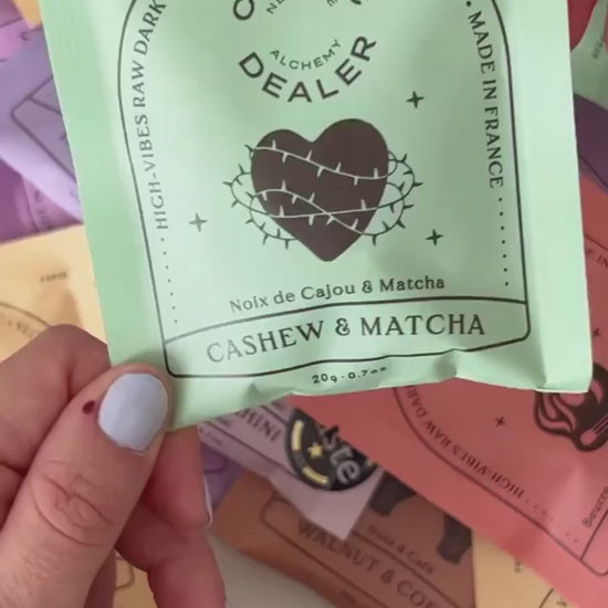 Cosmic Dealer Matcha Cashew Schokolade Verpackung grün Herz vegan 20g