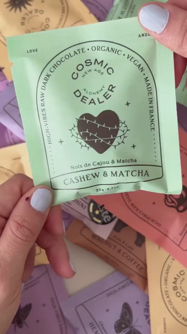 Cosmic Dealer Matcha Cashew Schokolade Verpackung grün Herz vegan 20g