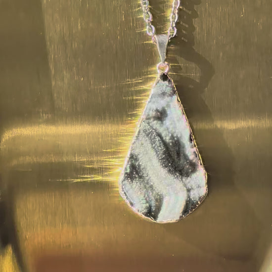 Roher, kristallisierter Chalcedon Tropfen (Unikat) als Kettenanhänger an 60cm Kette, energetisch aufgeladen