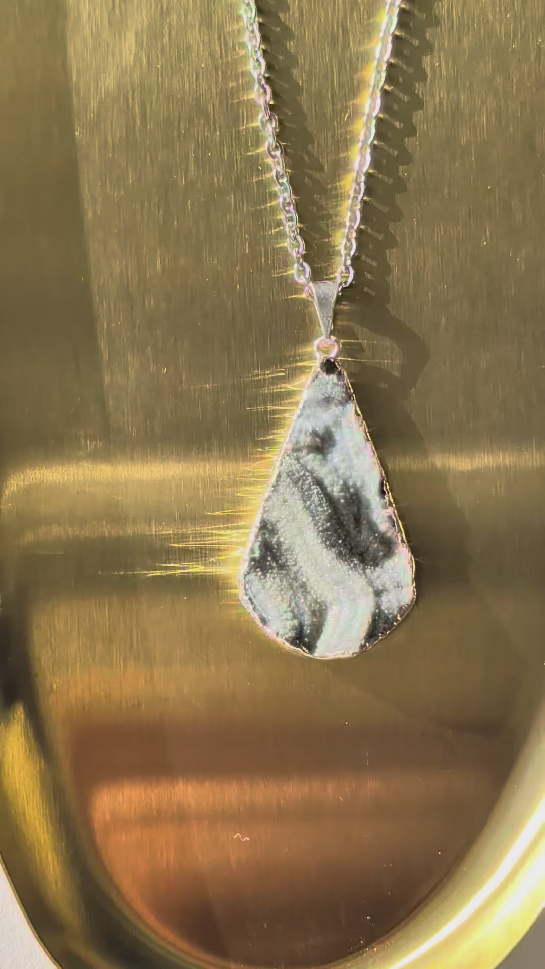 Roher, kristallisierter Chalcedon Tropfen (Unikat) als Kettenanhänger an 60cm Kette, energetisch aufgeladen